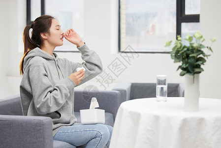 室内过敏性鼻炎的女性图片