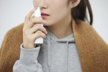 吸鼻器居家鼻炎的女性使用鼻炎喷雾治疗背景