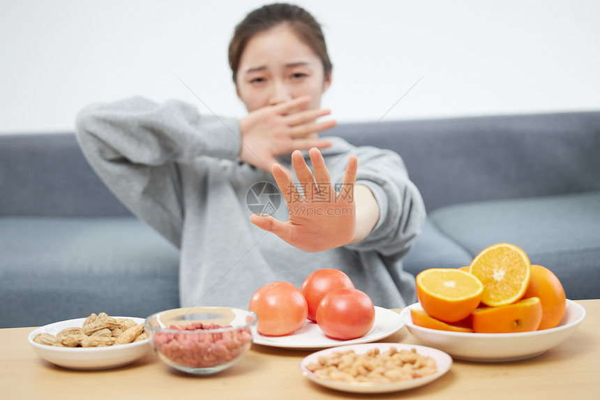 女性过敏抗拒食物图片