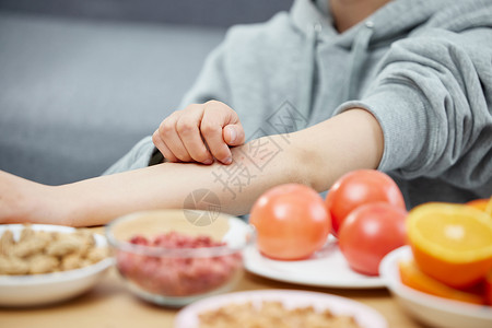 女性食物过敏瘙痒抓手部图片