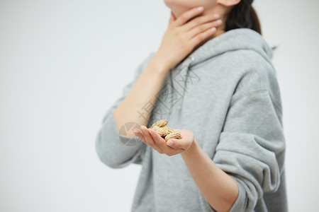 女性误食花生过敏背景图片