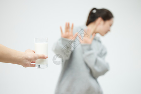 乳糖不耐拒绝牛奶的女性高清图片