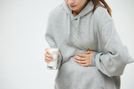 乳糖不耐的女性喝了牛奶肚子难受高清图片