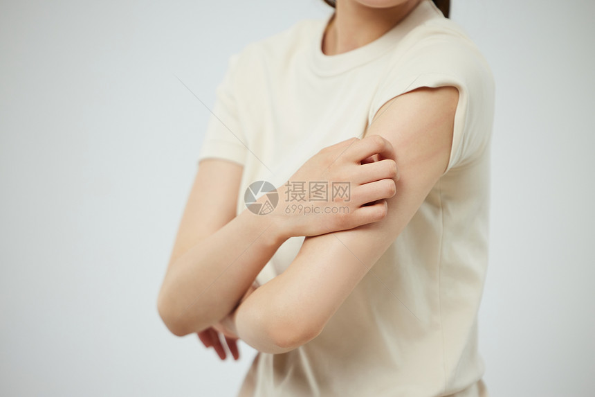 皮肤瘙痒挠抓的女性手臂局部特写图片
