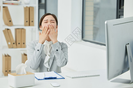 职场女性上班过敏打喷嚏图片