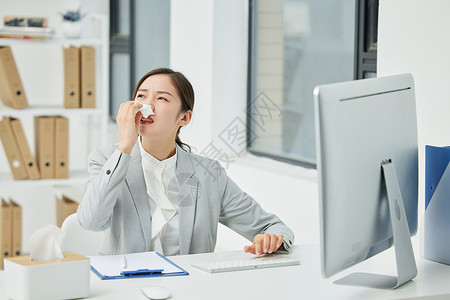 季节性鼻炎感冒的职场女性图片