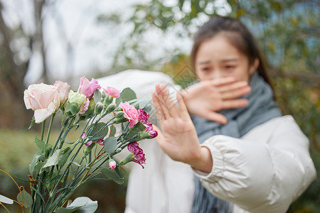 对花粉过敏感动不适的女性背景图片