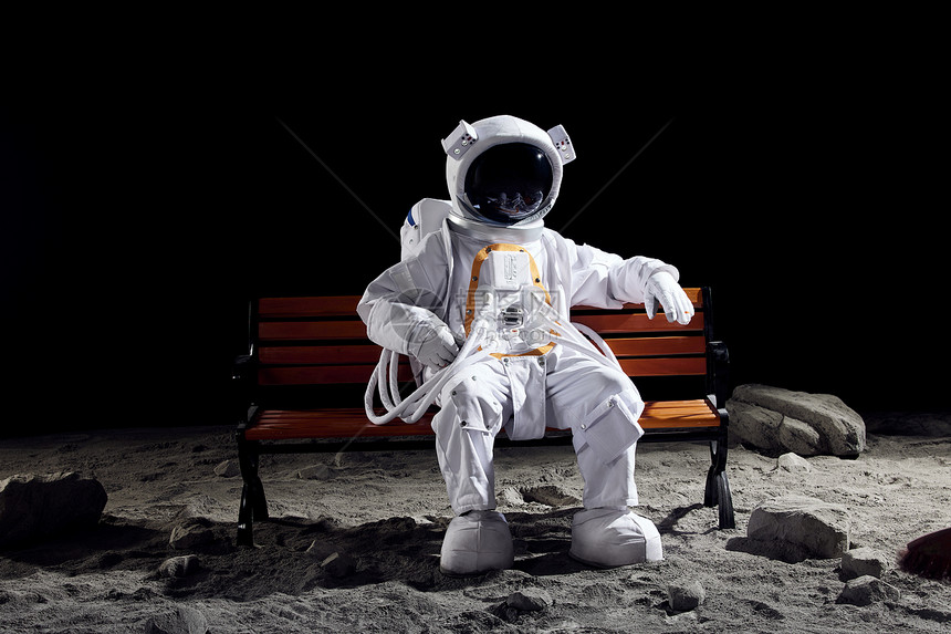 创意宇航员坐在长椅上图片