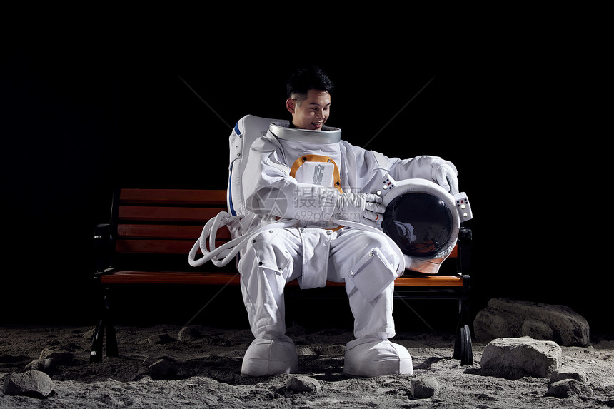 坐在长椅上的宇航员图片