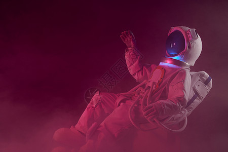 创意烟雾中的宇航员的悬浮照图片