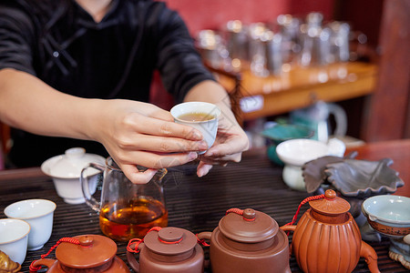 商务会所茶艺师端茶特写背景图片