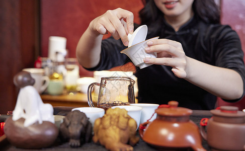 商务酒店女性茶艺师倒茶高清图片