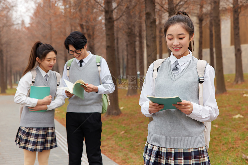 学生校园里学习交流图片