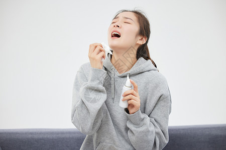 吸鼻器过敏鼻炎的女性使用喷鼻器背景