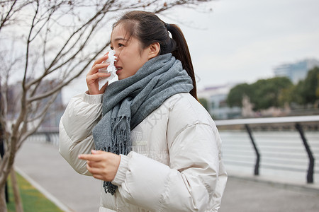 在室外打喷嚏难受的女性高清图片