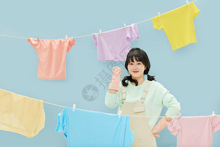 阳光女孩洗衣服晾晒衣服高清图片