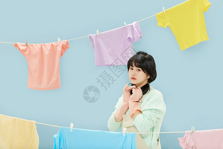 阳光女孩洗衣服晾晒衣服高清图片