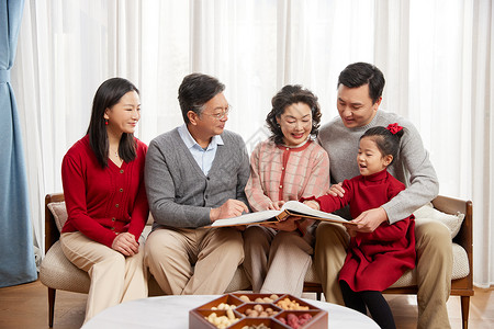 春节一起看相册的家人图片