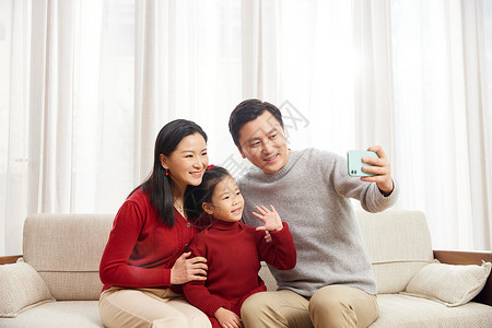 春节一家人拿着手机自拍图片
