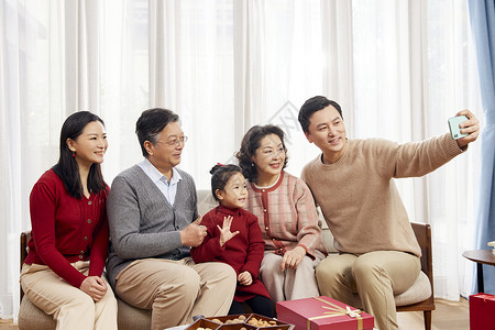 春节一家人拿着手机自拍背景图片