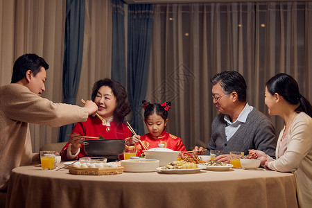 过年幸福一家人吃年夜饭图片
