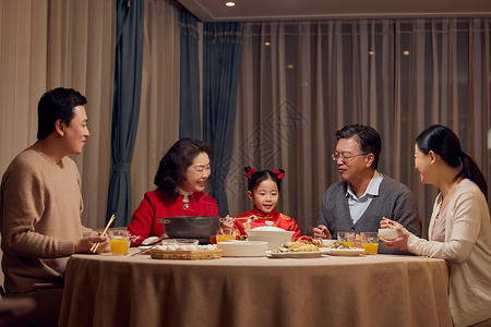春节一家人吃团圆饭聊天图片
