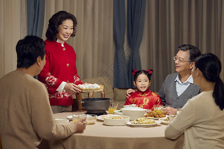 春节团聚的一家人吃年夜饭图片