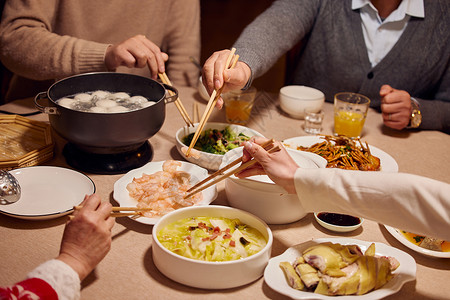 团圆家元宵节一家人聚餐夹菜特写背景