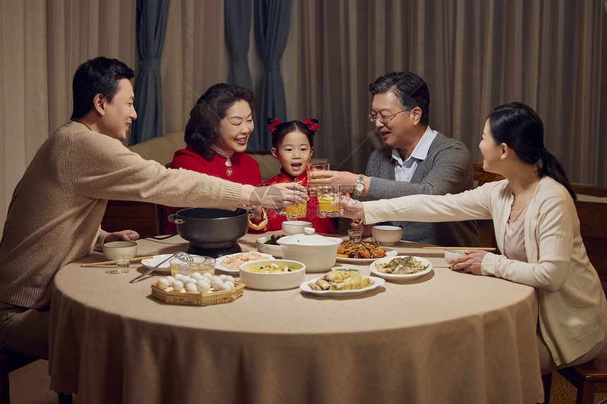 幸福一家人吃年夜饭碰杯图片