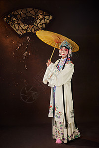 古装戏曲美女手撑着油纸伞背景图片