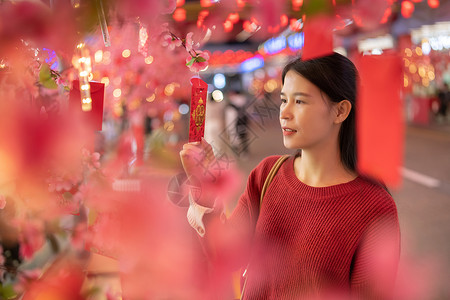 深圳东门老街元旦春节街道上的少女高清图片