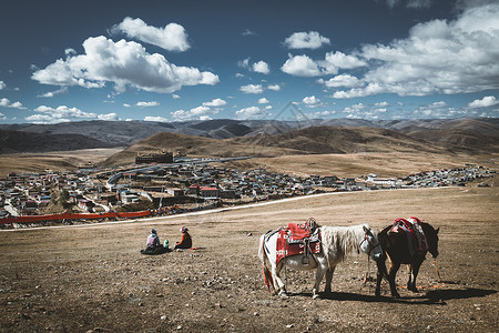 川西甘孜草原上的藏寨图片