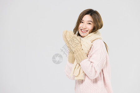 冬季美女戴手套围巾搓手取暖图片