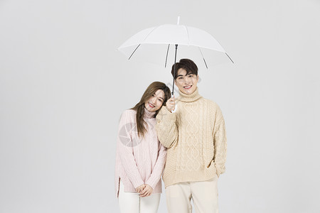 幸福的情侣撑着雨伞图片