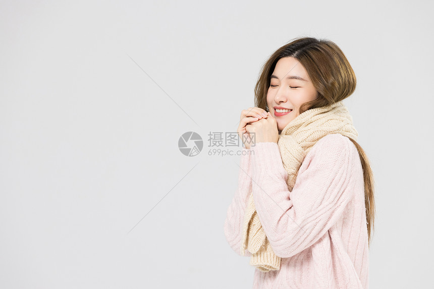 冬季美女戴保暖围巾图片