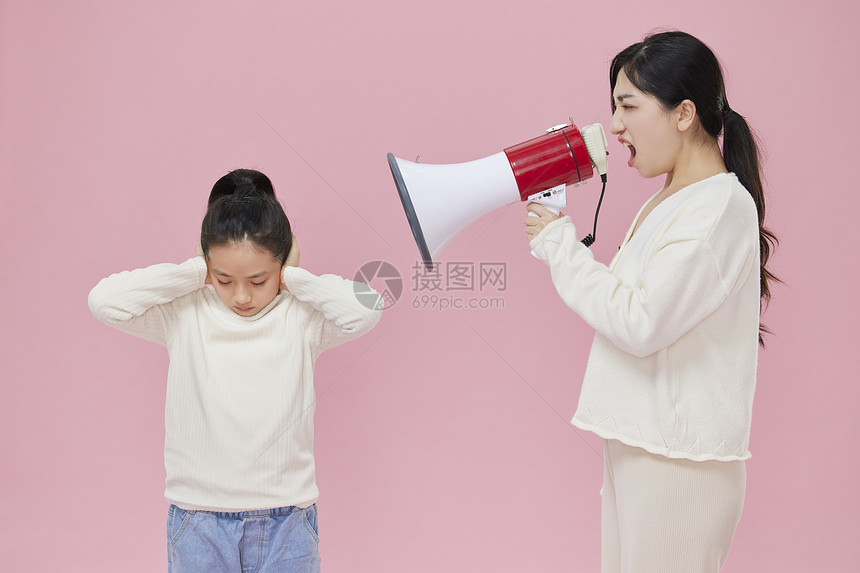 用喇叭对着女儿喊叫的母亲图片