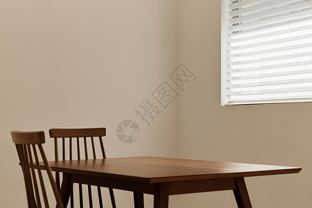 阳光下的木质简约餐桌高清图片