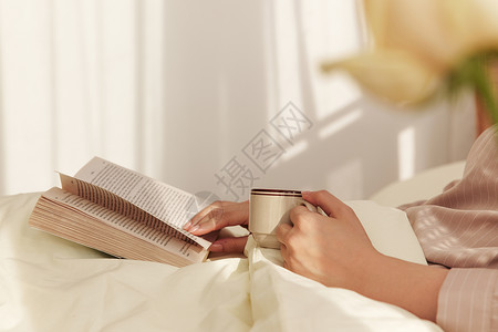 女性卧床看书喝咖啡居家高清图片素材