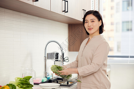 厨房形象中年女性厨房洗菜形象背景