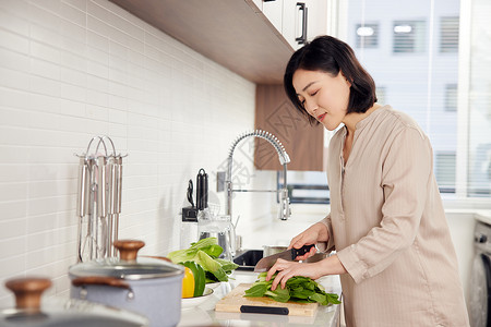 中年女性厨房备菜高清图片