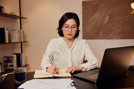 女白领居家视频会议记录图片