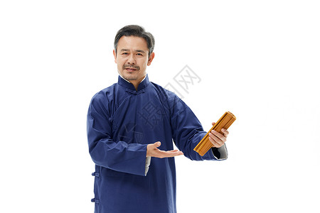 中年男性相声演员拿竹简图片