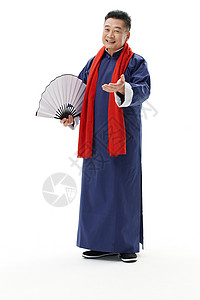 男性演员戴红围巾表演传统相声图片