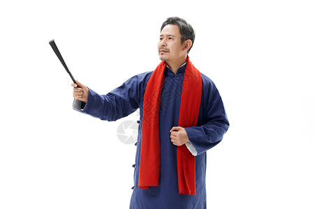 手拿折扇的男性演员表演传统相声背景图片