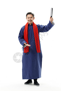 戴红围巾表演传统相声的男性演员图片
