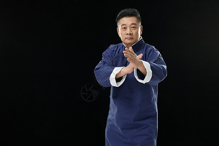 传统文化中年男性打太极拳形象图片