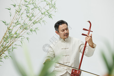 中年男性相声演员拉二胡背景图片