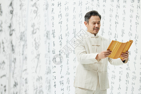 中国传统文化中年男性阅读古书背景图片