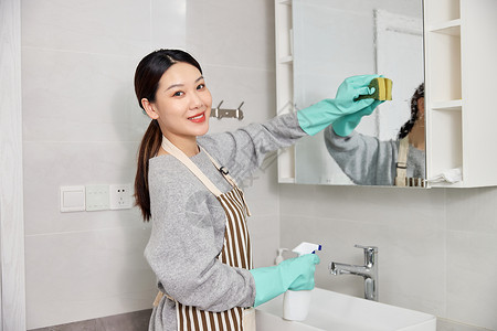 女性居家打扫洗手间图片