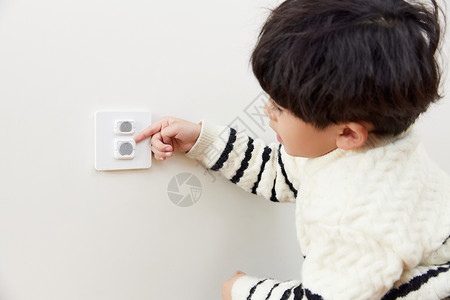 安全用电展板居家儿童手指伸向插座危险形象背景